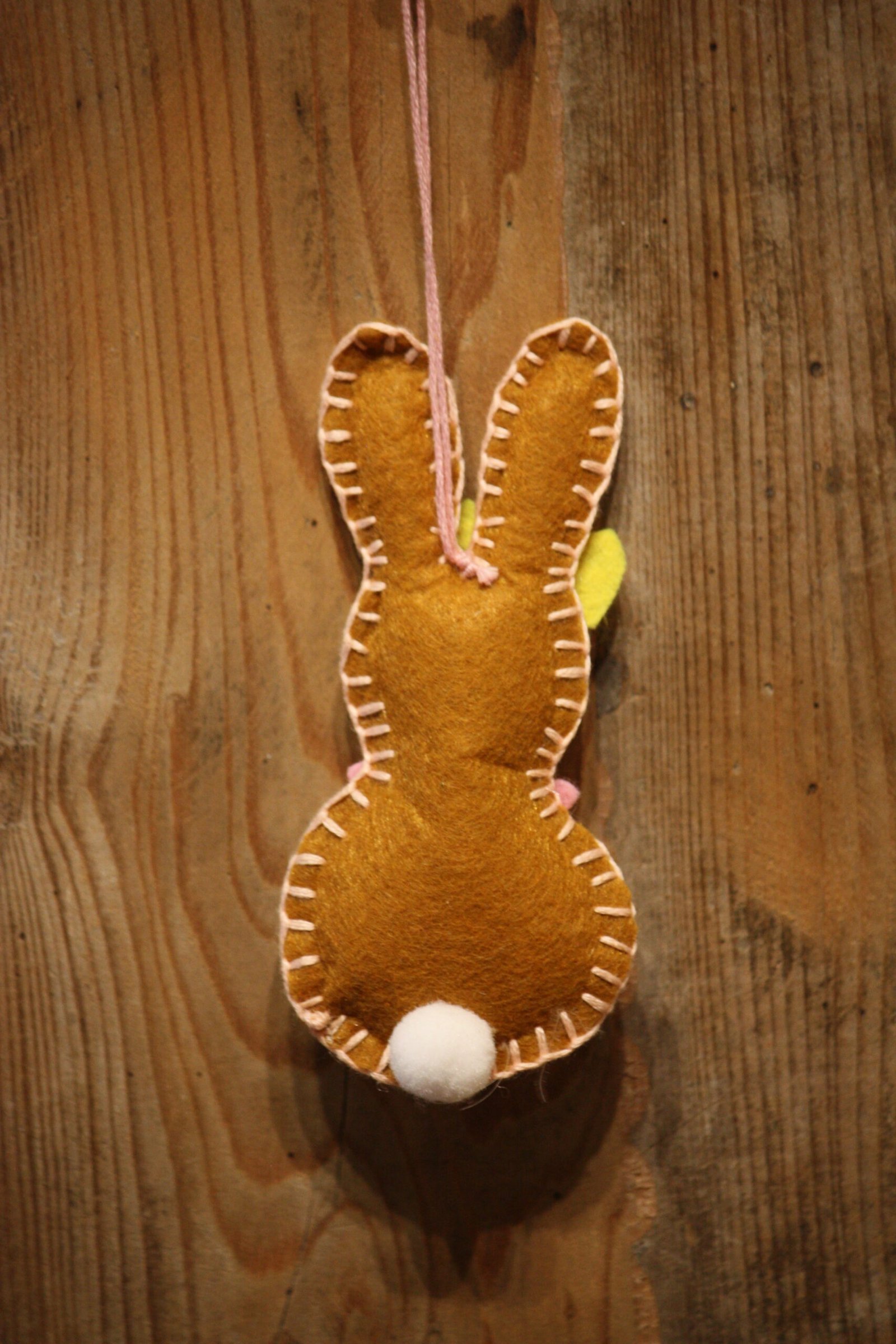 Suspension de Pâques - Lapin de Pâques en feutrine moutarde décoré de fleurs - 3 – Image 3
