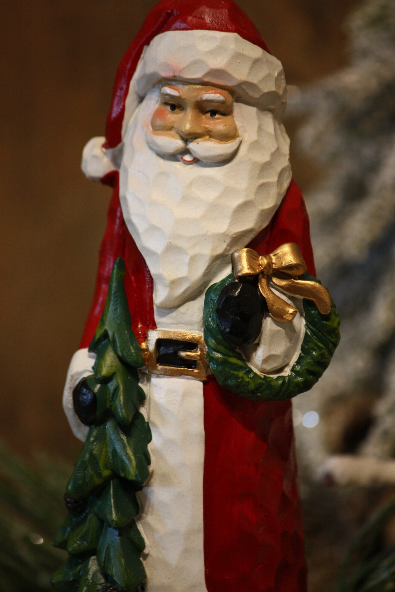 Personnage de Noël - Le père noël avec sa petite couronne et son sapin – Image 2