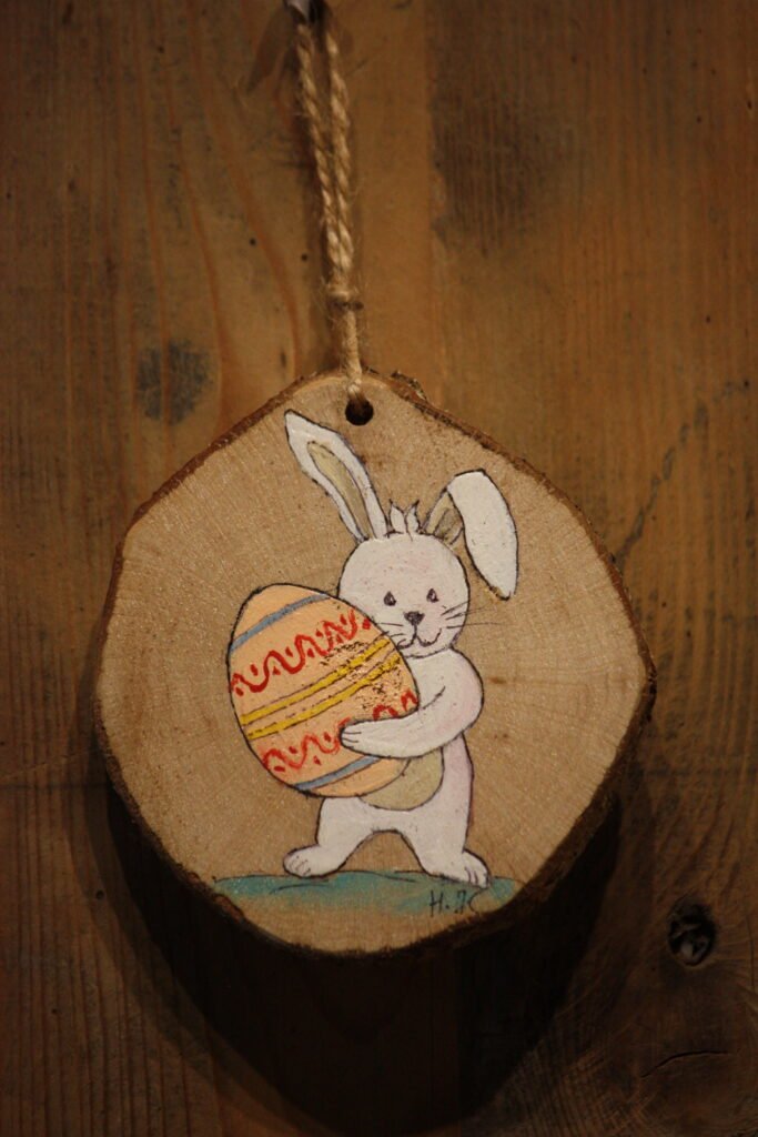 Suspension de Pâques – Le petit lapin blanc avec son gros oeuf de Pâques