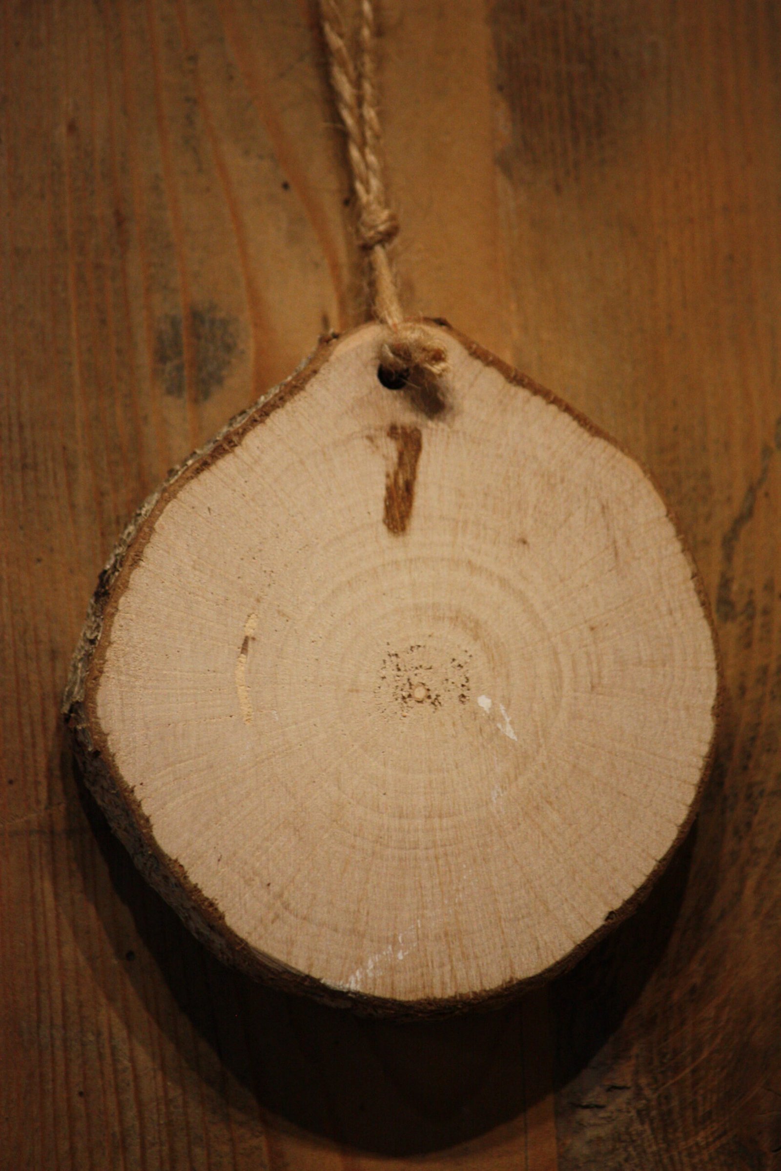 Suspension de Pâques - Le petit lapin blanc avec son gros oeuf de Pâques – Image 2