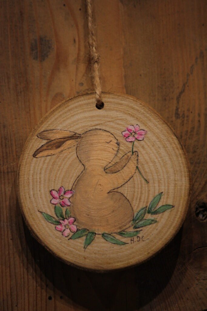 Suspension de Pâques – Le petit lapin de Pâques avec ses fleurs