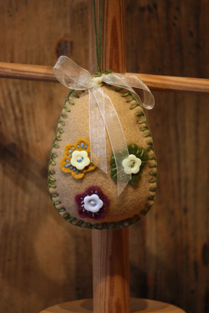 Suspension de Pâques – Oeuf de Pâques en feutrine couleur taupe décoré de fleurs – 6 –