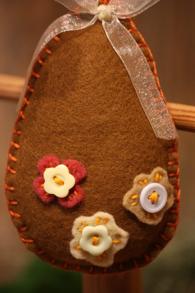 Suspension de Pâques – Oeuf de Pâques en feutrine marron décoré de fleurs – 2 –