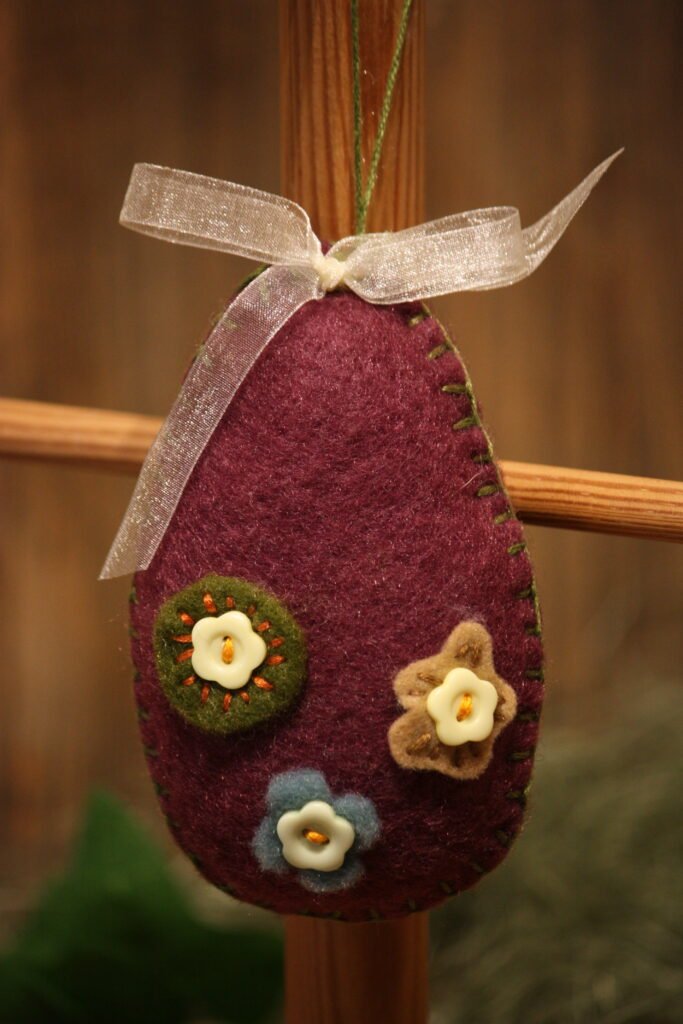 Suspension de Pâques – Oeuf de Pâques en feutrine pourpre décoré de fleurs – 3 –