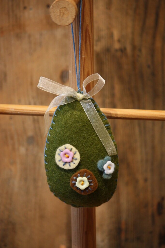 Suspension de Pâques – Oeuf de Pâques en feutrine verte décoré de fleurs – 5 –