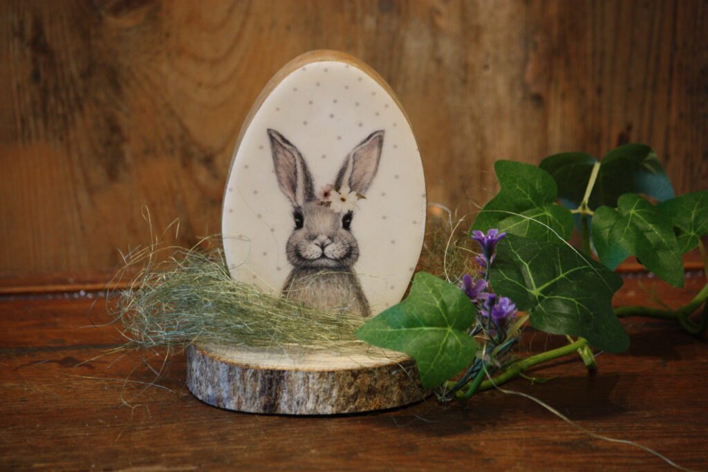 Personnage de Pâques – La petite lapine et ses fleurs de printemps
