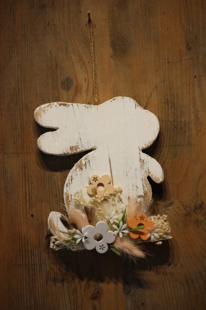 Sculpture en bois  – Le lapin blanc de Pâques au milieu des fleurs