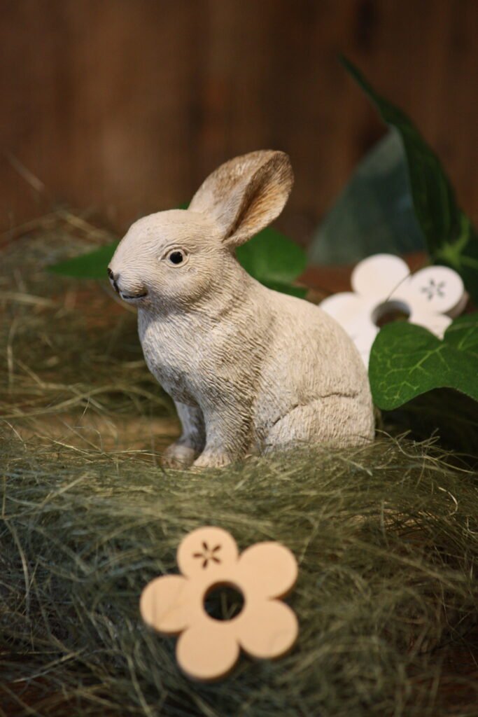 Personnage de Pâques – Le petit lapin assis