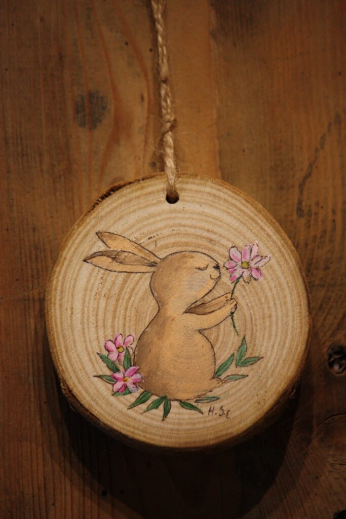 Suspension de Pâques – Le petit lapin de Pâques avec ses fleurs de printemps