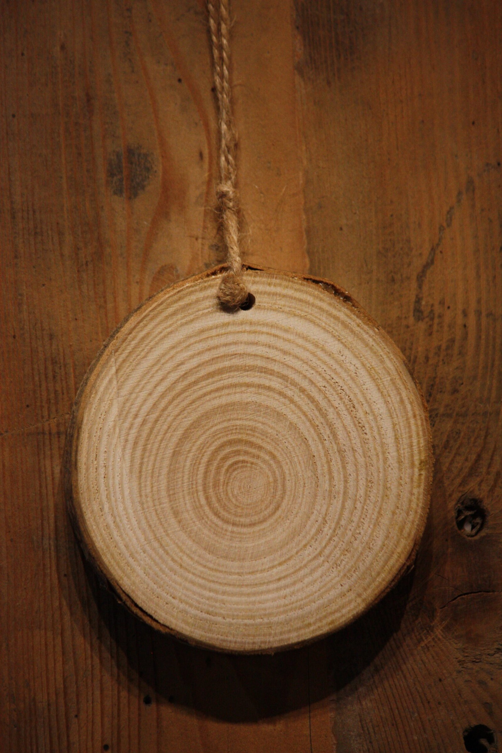 Suspension de Pâques - Le petit lapin de Pâques avec ses fleurs de printemps – Image 3