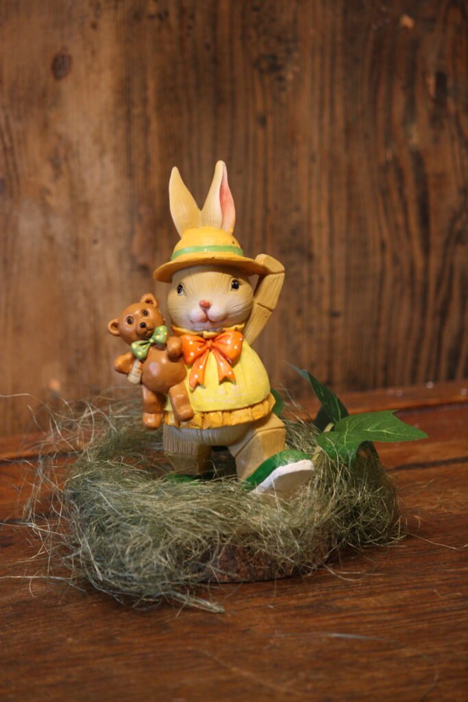 Personnage de Pâques – Le petit lapin et son petit nounours