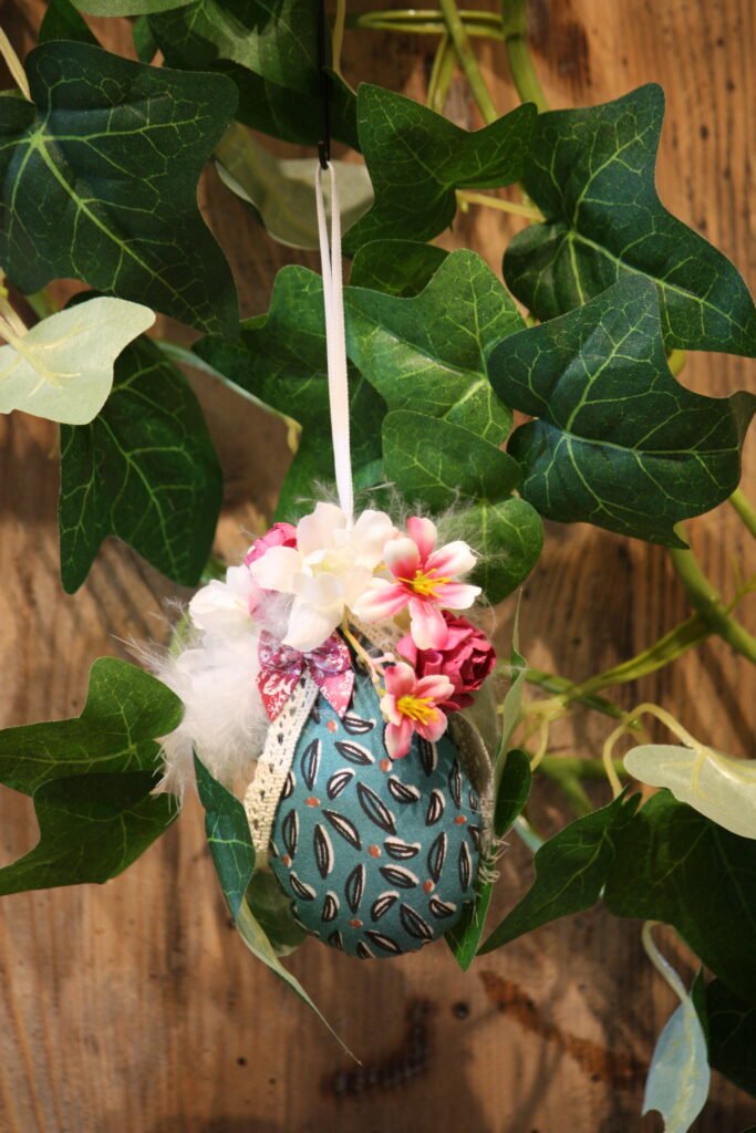 Suspension de Pâques – Oeuf de Pâques en tissu coton décoré de fleurs – 2 –