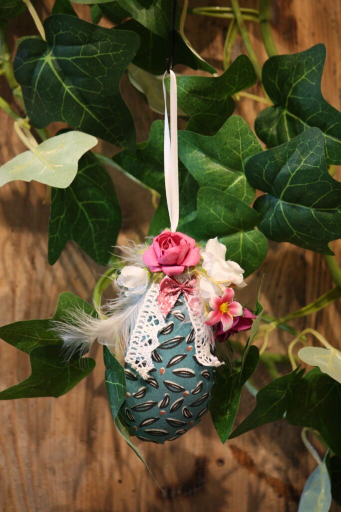 Suspension de Pâques – Oeuf de Pâques en tissu coton décoré de fleurs – 3 –
