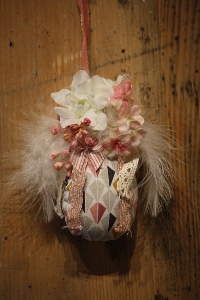 Suspension de Pâques – Oeuf de Pâques en tissu géométrique décoré de fleurs – 1 –