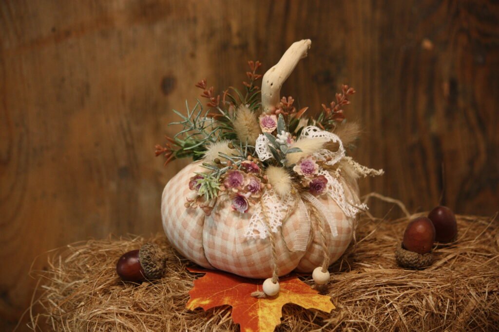 Décoration d&rsquo;automne – Citrouille d&rsquo;automne en tissu vichy blanc et vieux rose