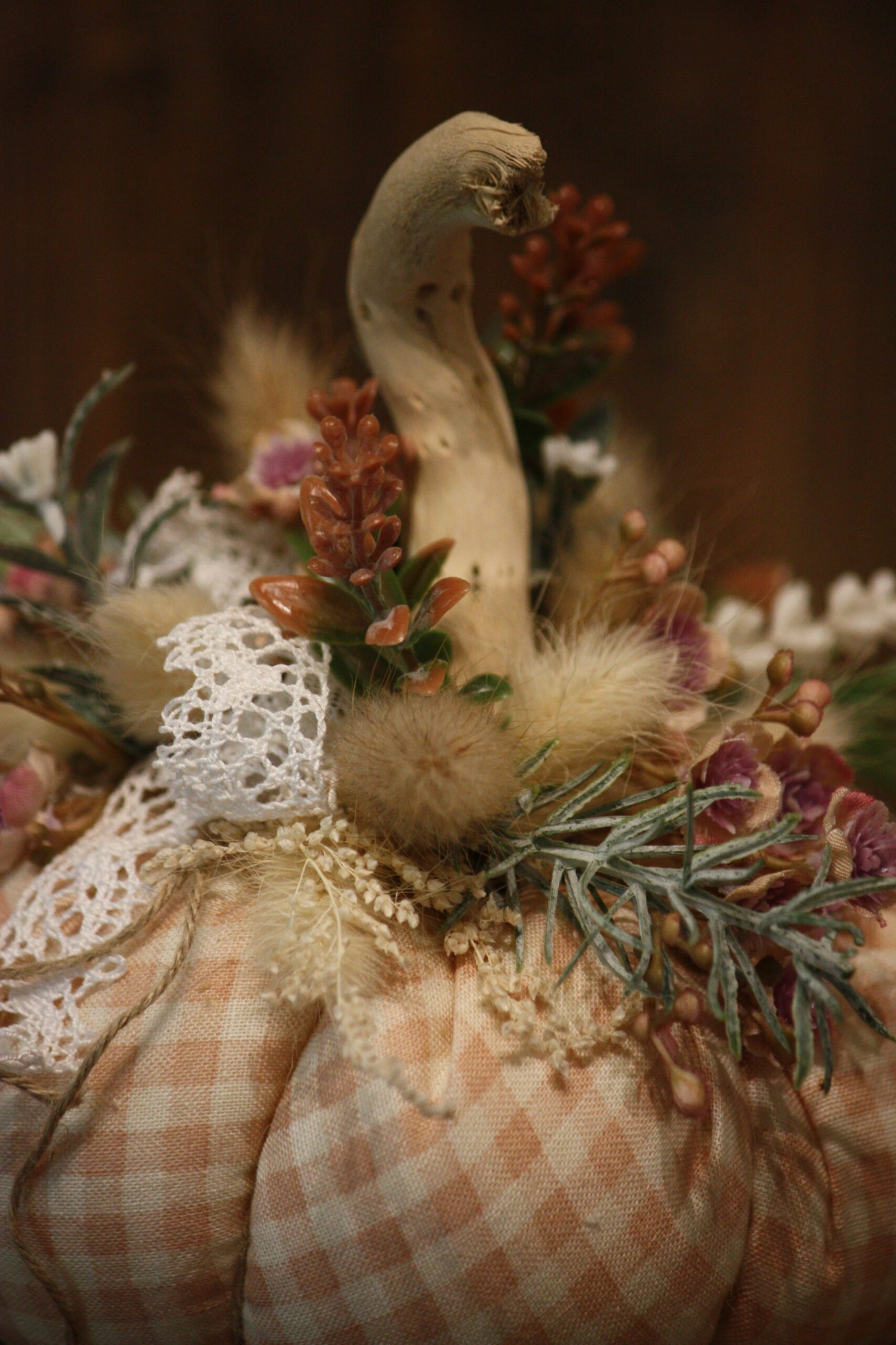 Décoration d'automne - Citrouille d'automne en tissu vichy blanc et vieux rose – Image 3