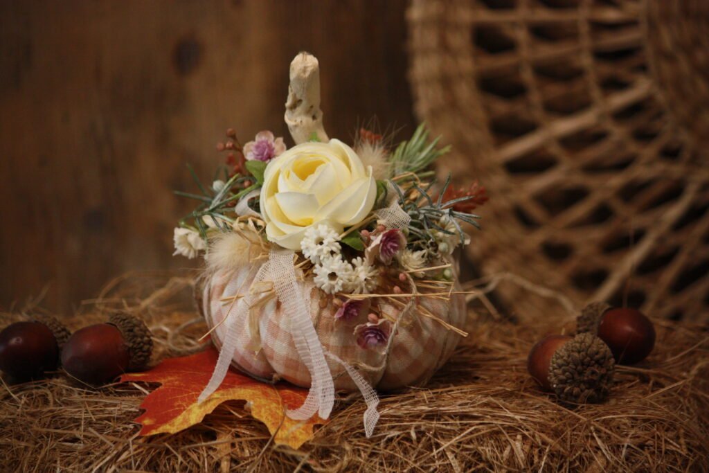 Décoration d&rsquo;automne – Petite citrouille d&rsquo;automne en tissu vichy blanc et vieux rose