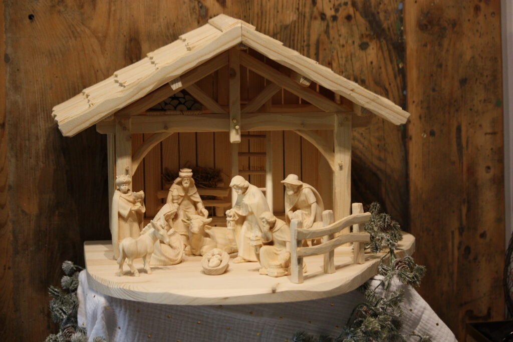 Crèche – Étable La tendre famille avec les trois rois mages