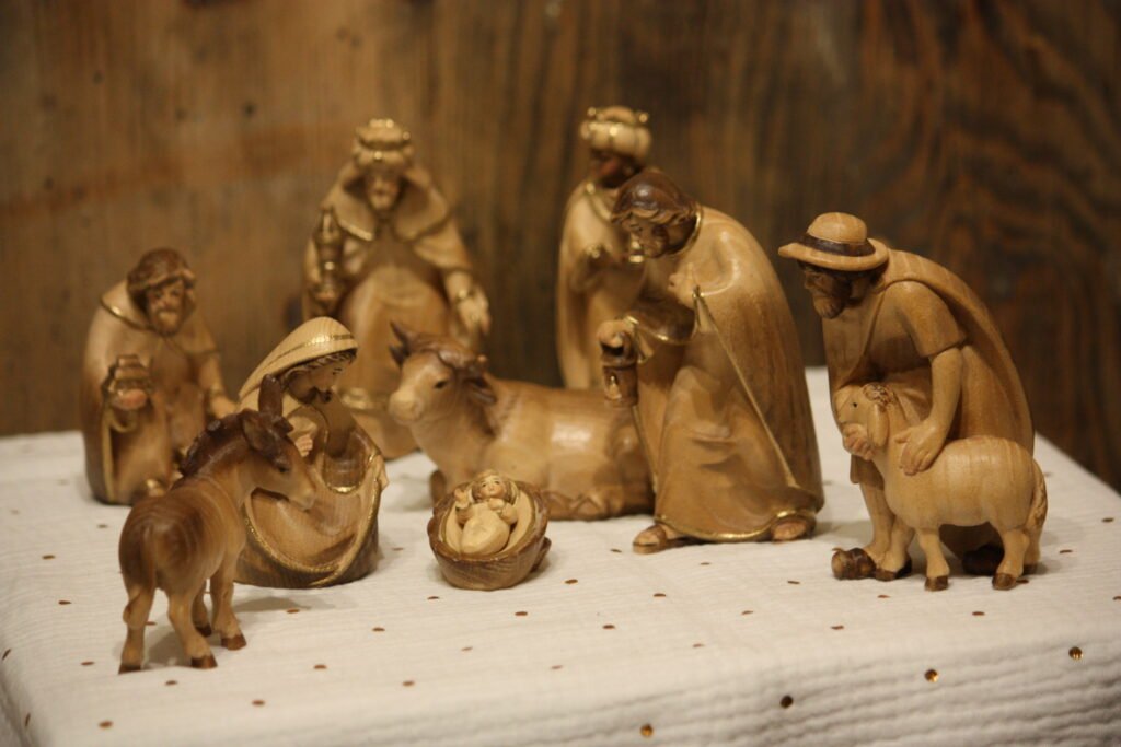 Personnages de Crèche – La nativité à l&rsquo;ombre du Palmier