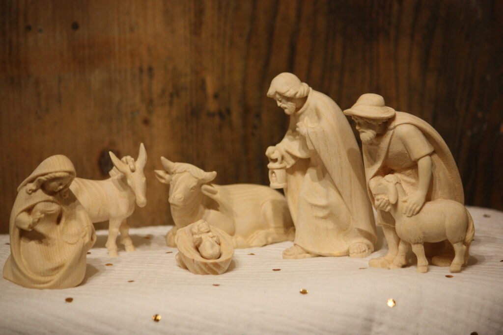 Personnages de Crèche – La tendre famille avec le berger et son mouton