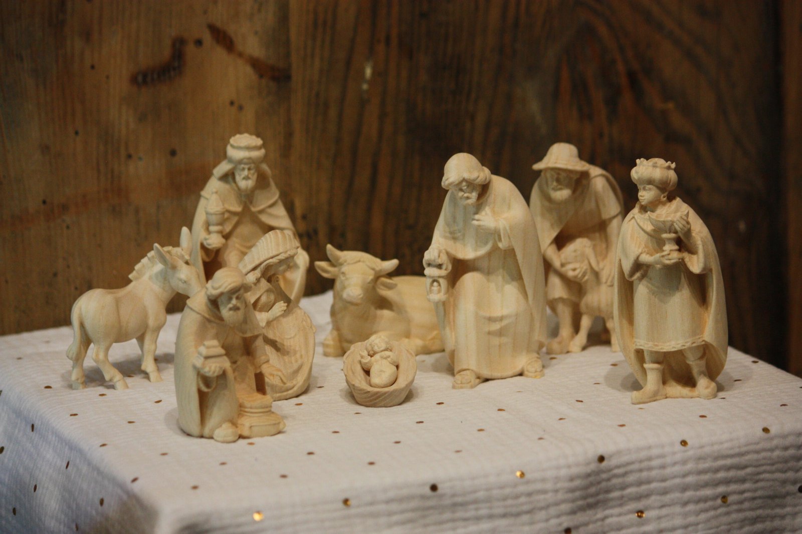 Personnages de Crèche - La tendre famille avec les trois rois mages