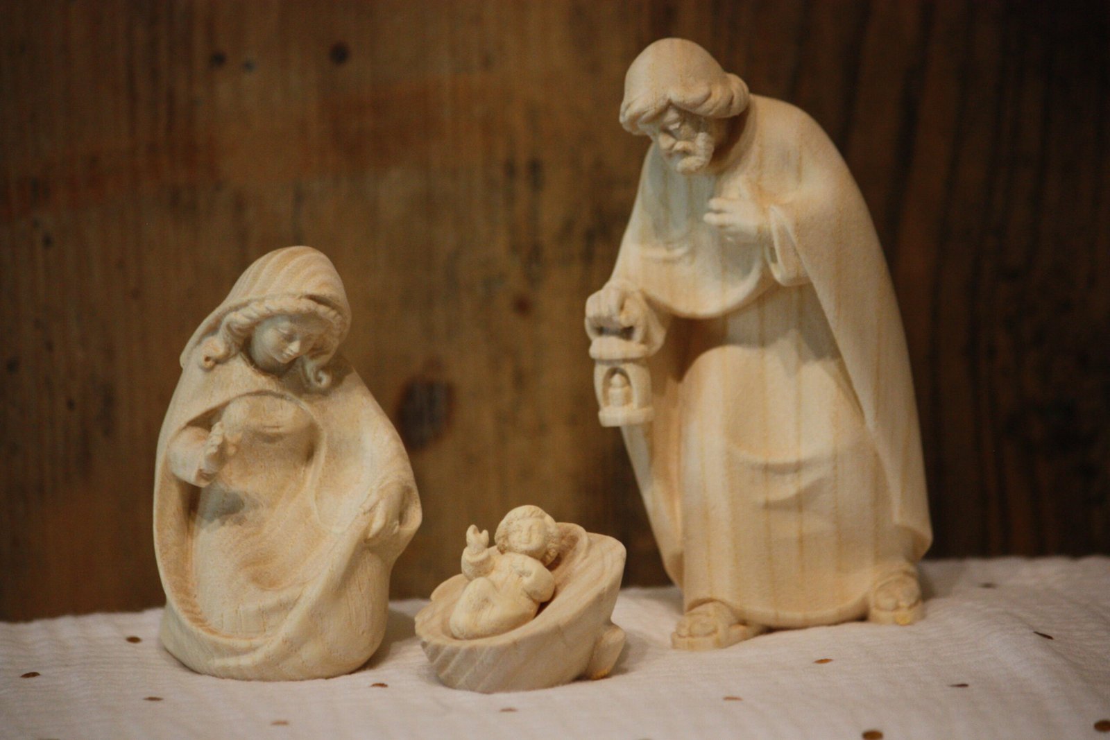 Personnages de Crèche - La tendre famille avec les trois rois mages – Image 2