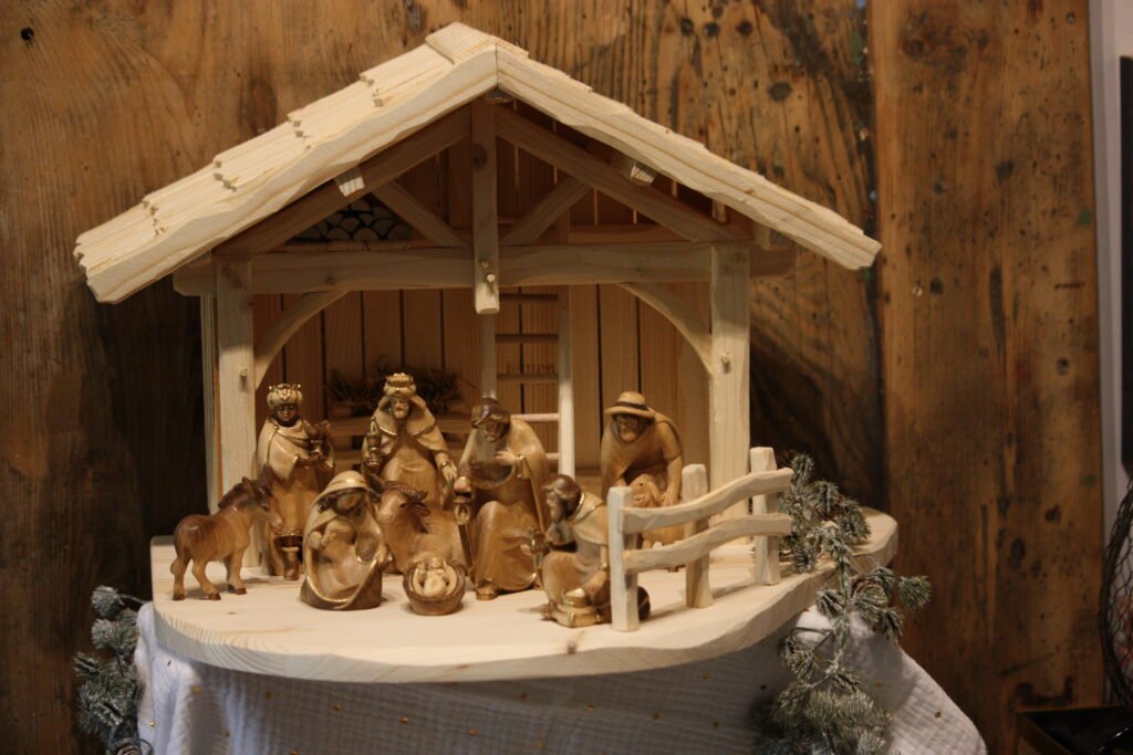 Crèche – Étable La tendre famille avec les trois rois mages et le berger
