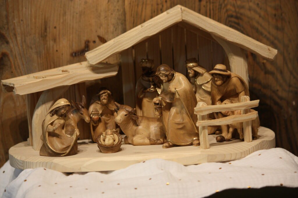 Crèche – Étable + La tendre famille avec les trois rois mages et le berger