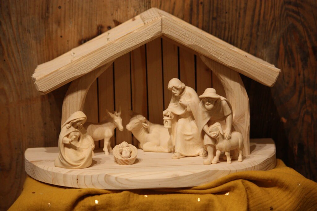 Crèche – La petite étable + la tendre famille avec le berger et son mouton
